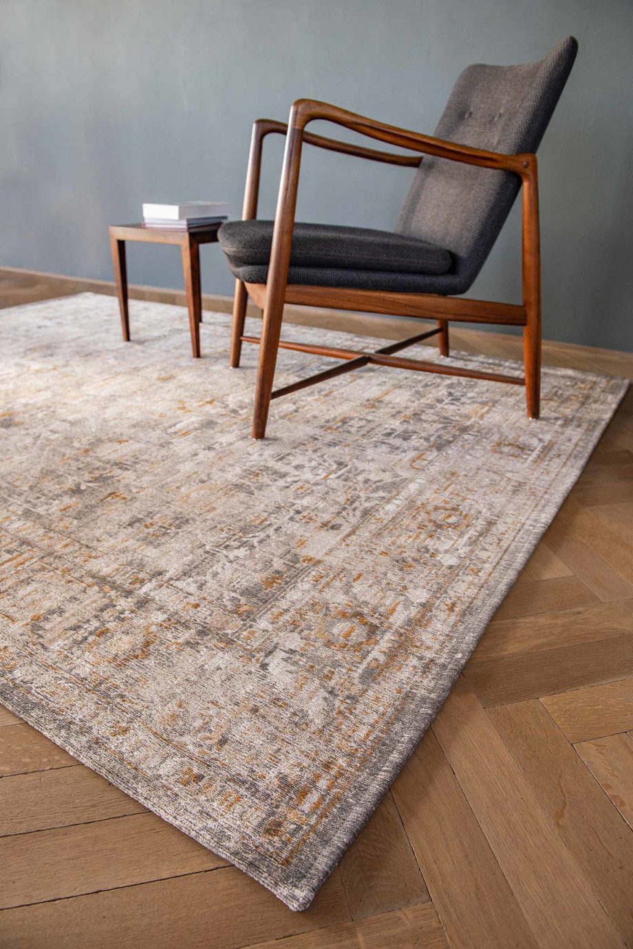 Louis De Poortere dywan LX 8884 Antiquarian Ushak Suleiman Grey interior 5