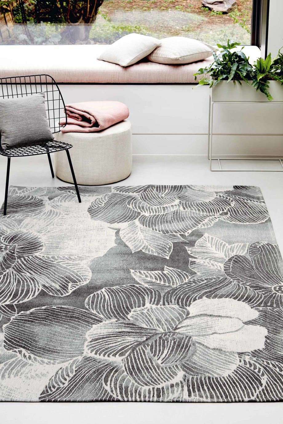 Louis De Poortere rug Villa Nova LX 8755 Akina Carbon interior