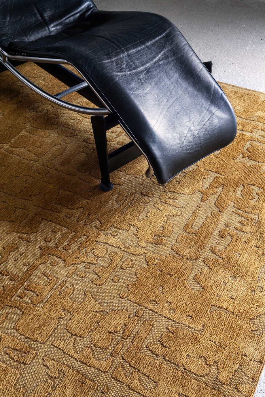 Louis De Poortere dywan LX 9201 Structures Baobab Madagascar Gold interior 2
