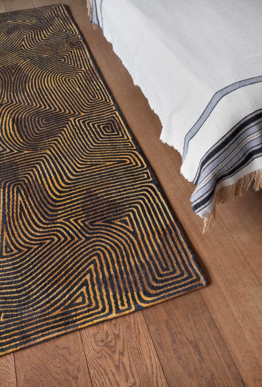 Louis De Poortere dywan LX 9227 Meditation Coral Black Gold interior 2